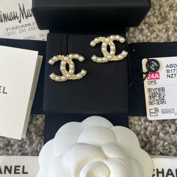 ❌SOLD❌CHANEL Gold & Pearl Large CC Logo Classic Stud Earrings - NEW RECEIPT - Picture 5 of 10
